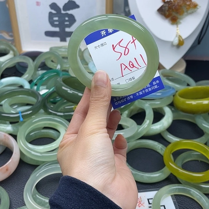 蛇纹石玉未镶嵌手镯