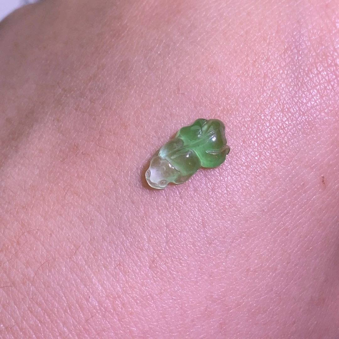 翡翠未镶嵌颈饰鱼