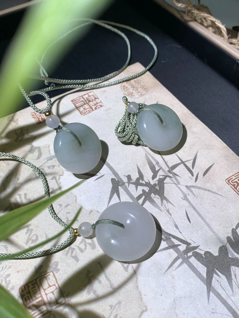 天山翠平安扣挂件平安面包牌手工气质白色时尚女王单圈坠链006