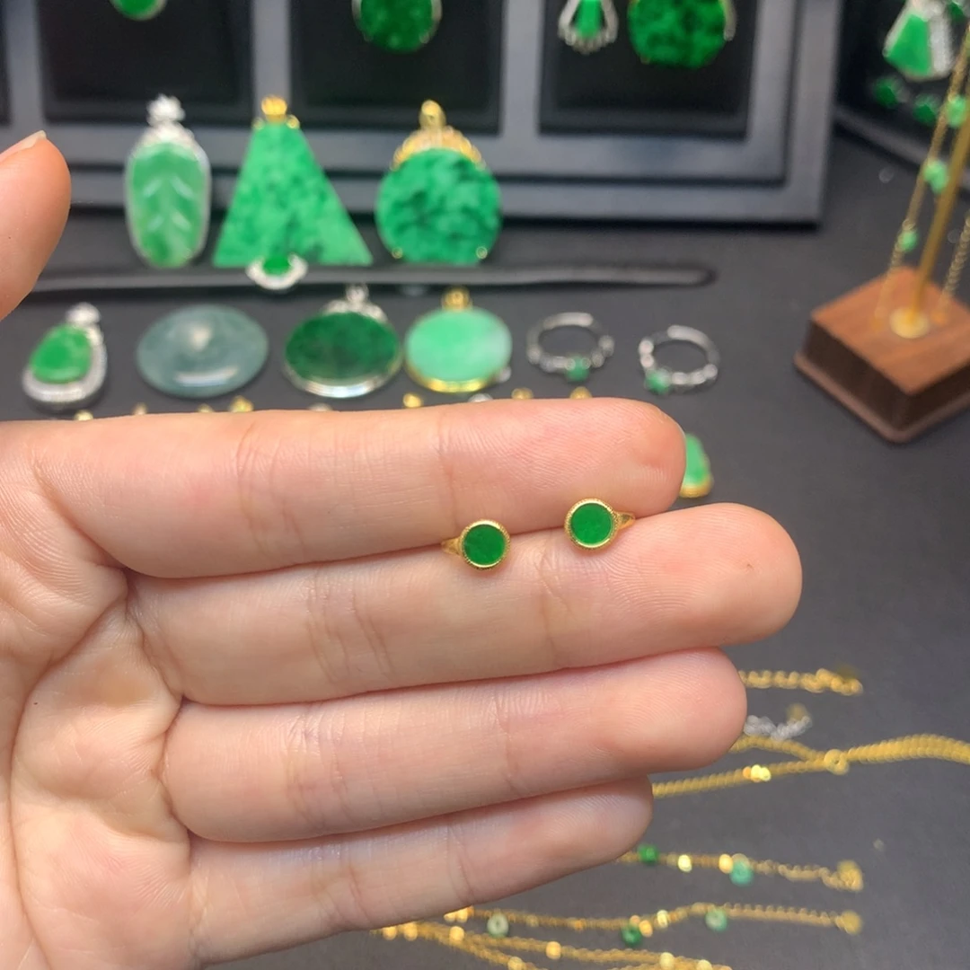 翡翠未镶嵌耳饰有纹裂