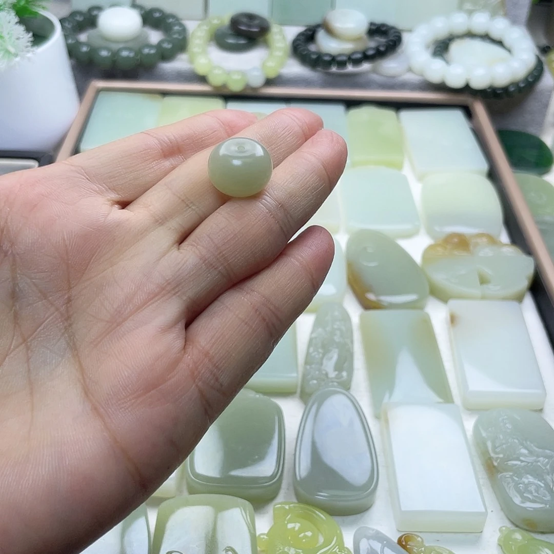 颈饰未镶嵌和田玉（糖玉）
