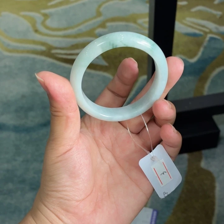 翡翠手镯未镶嵌翡翠手镯