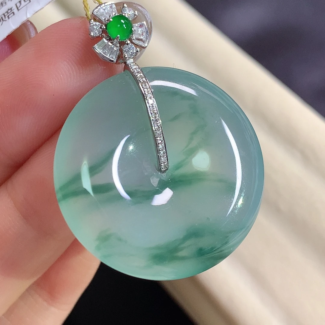 翡翠18K金镶嵌颈饰扣子