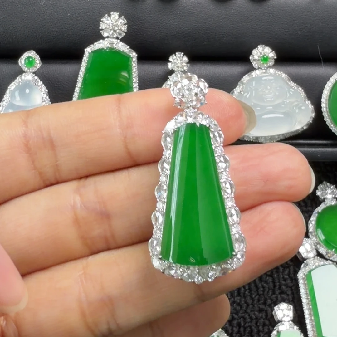 翡翠18K金镶嵌颈饰吊坠