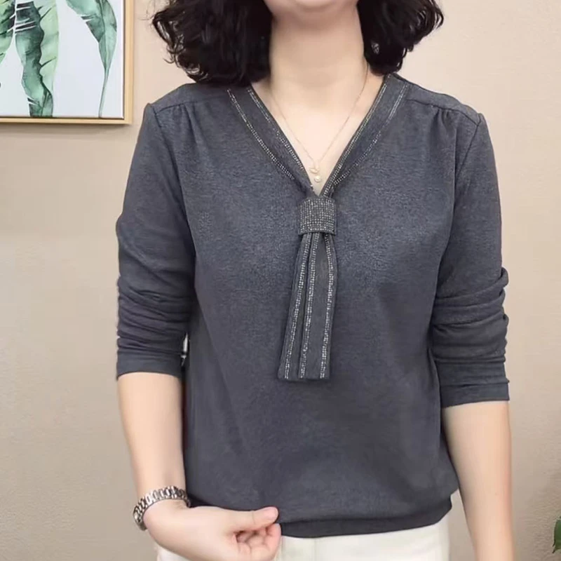 中年妈妈时尚百搭V领小衫2025秋季新款洋气减龄长袖宽松显瘦上衣