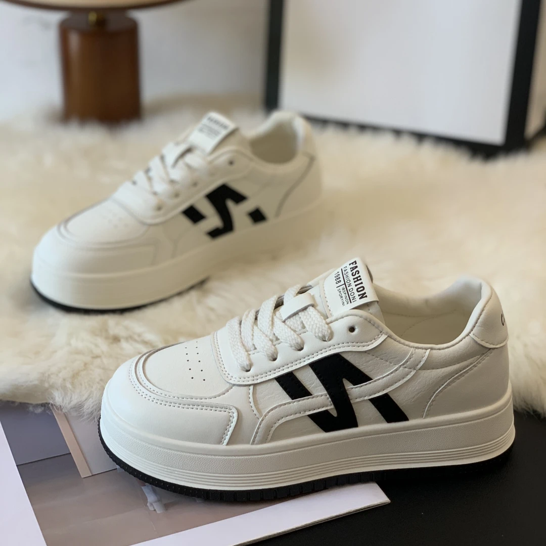 韩版百搭透气轻便小白鞋女2025年秋季爆款简约潮设计休闲舒适板鞋