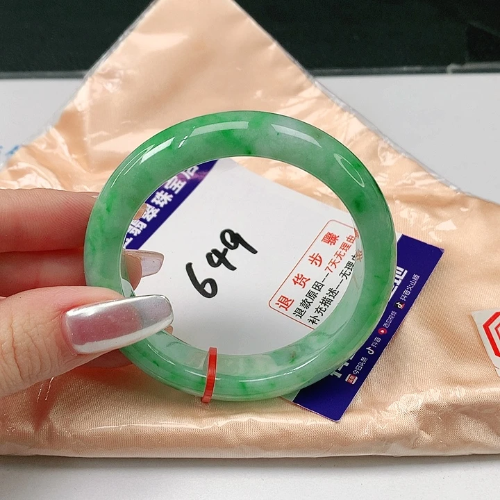 翡翠手镯未镶嵌翡翠手镯