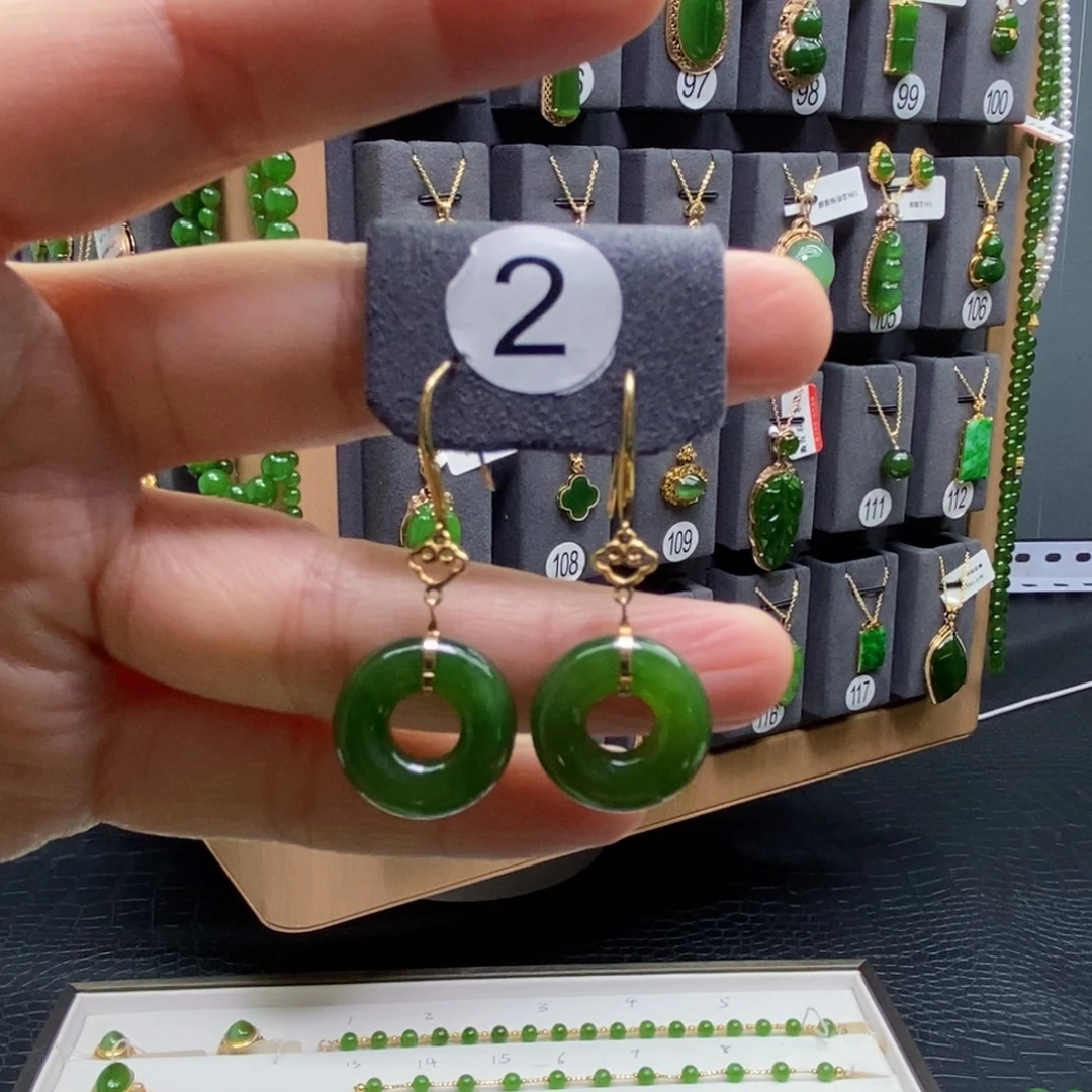 辣***辣18K金镶嵌和田玉耳饰