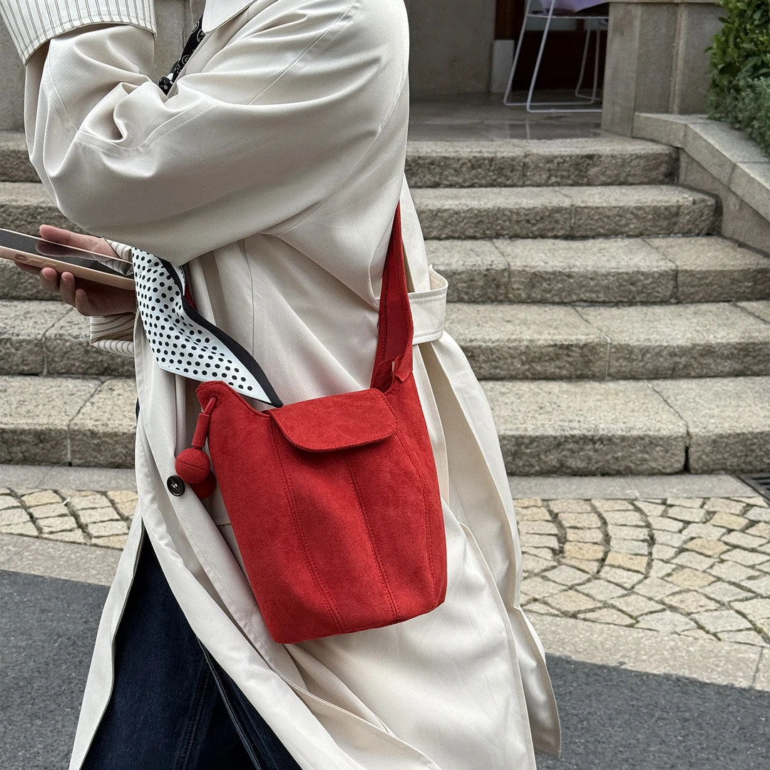 大容量复古绒面水桶包包女2025新款百搭单肩斜跨包腋下包红色婚包