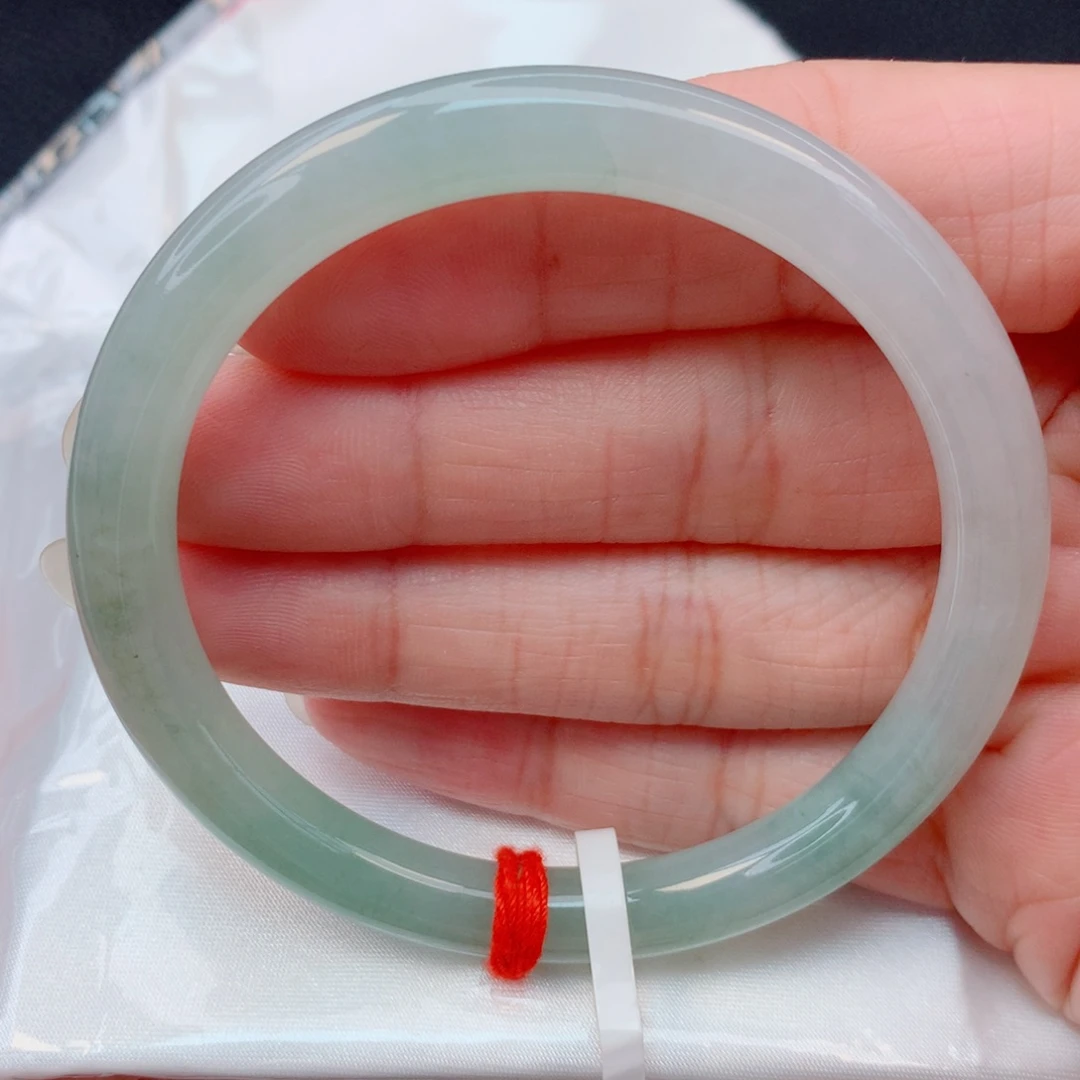 翡翠未镶嵌手镯54美人条冰绿底半山水意境