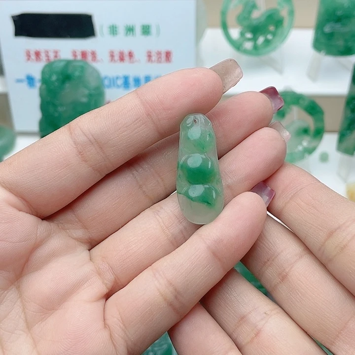 颈饰未镶嵌石英质玉