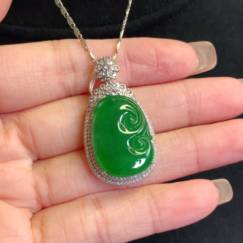 【闪购商品】颈饰18K金镶嵌翡翠如意