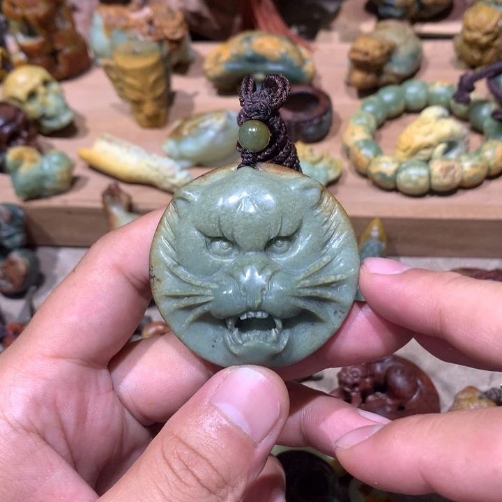 未镶嵌岫岩河磨玉（透闪石质玉）把件