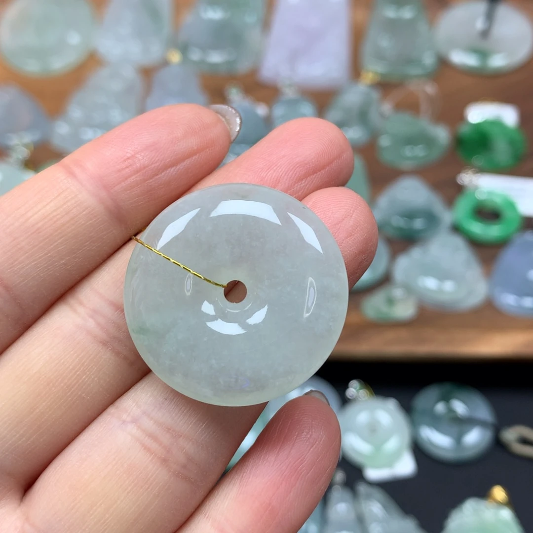 翡翠颈饰未镶嵌平安扣