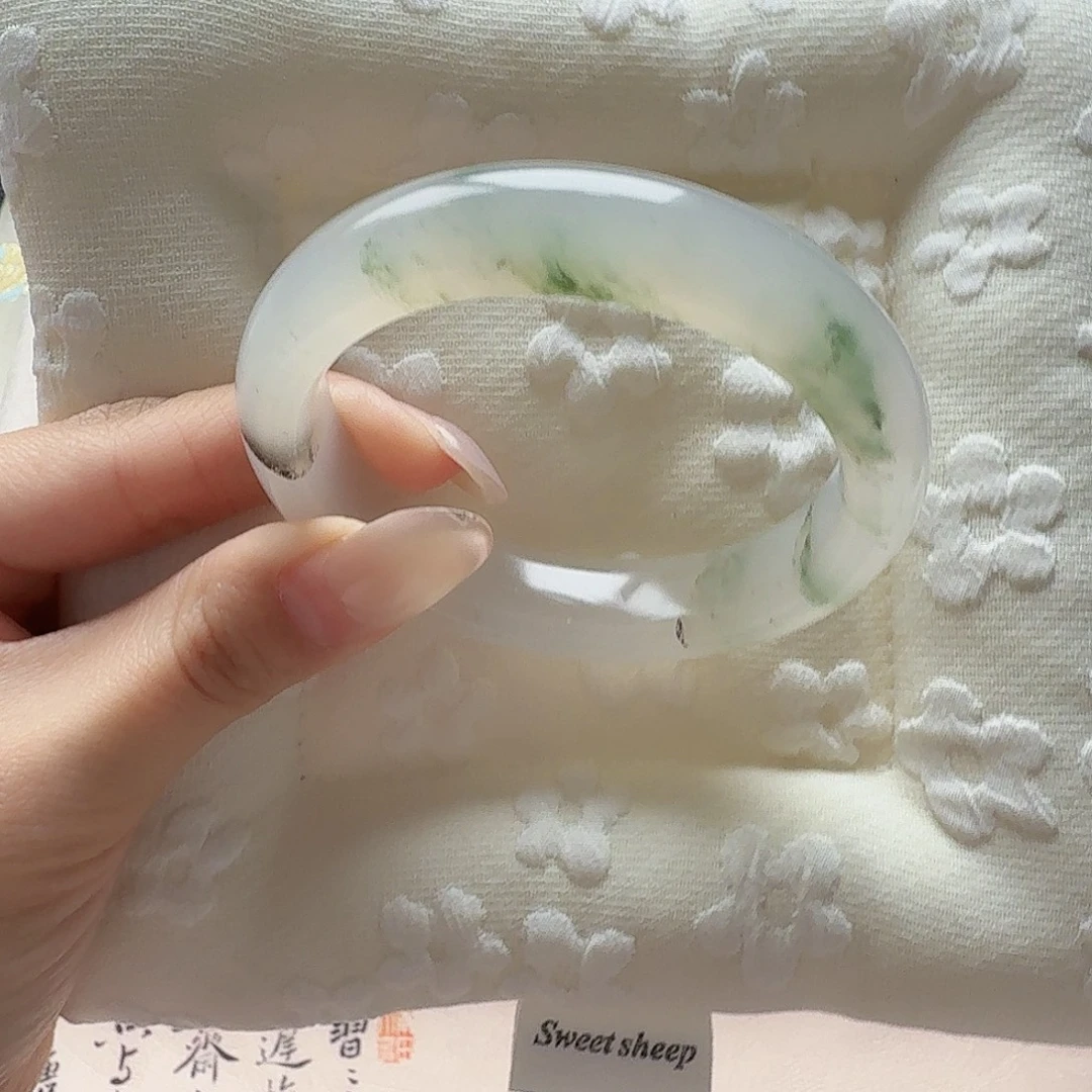 S***绣石英质玉（天山翠）未镶嵌手镯