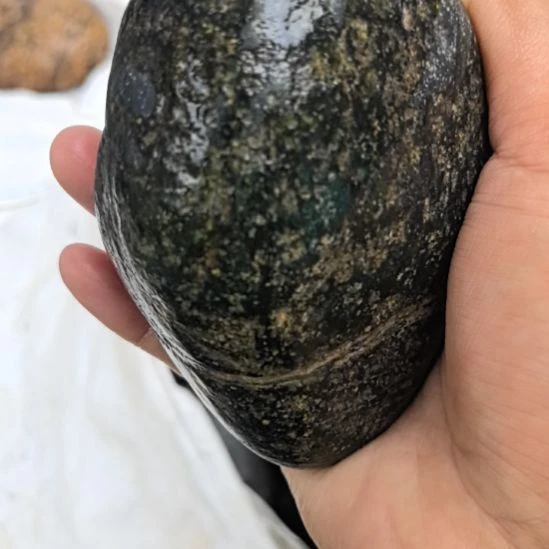 沧***粟有机玻璃藏玉药王石原石手把件一个