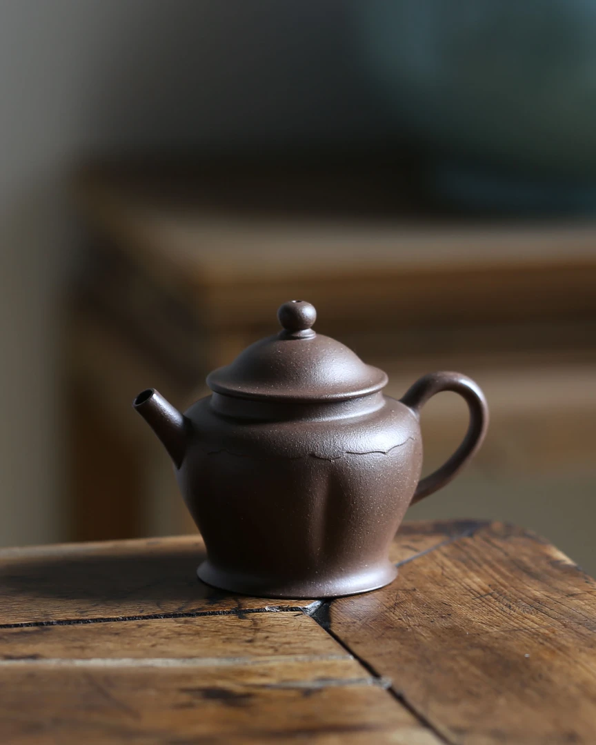 【砂界】【莲瓣若隐 含而待放】王亮 手工精制《卿玉》宜兴紫砂壶 110cc