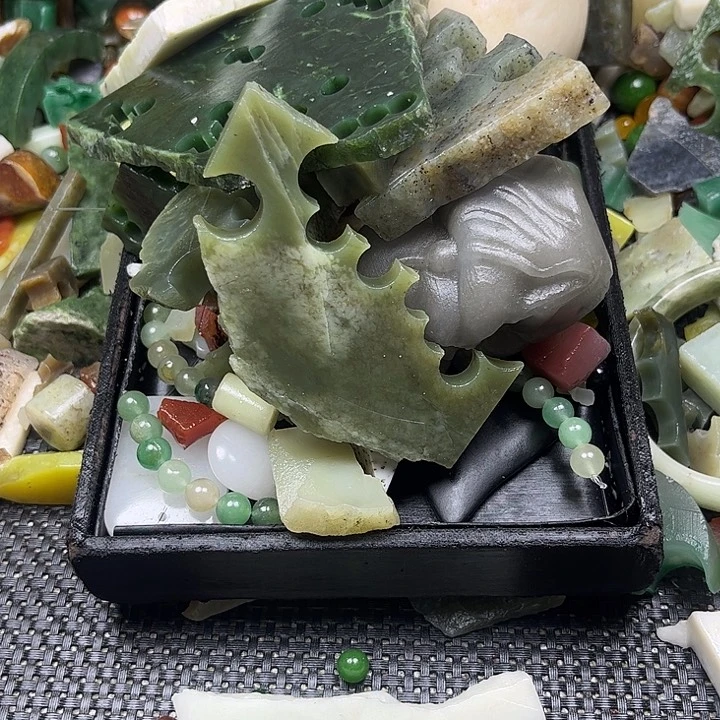 和田玉未镶嵌颈饰乡*