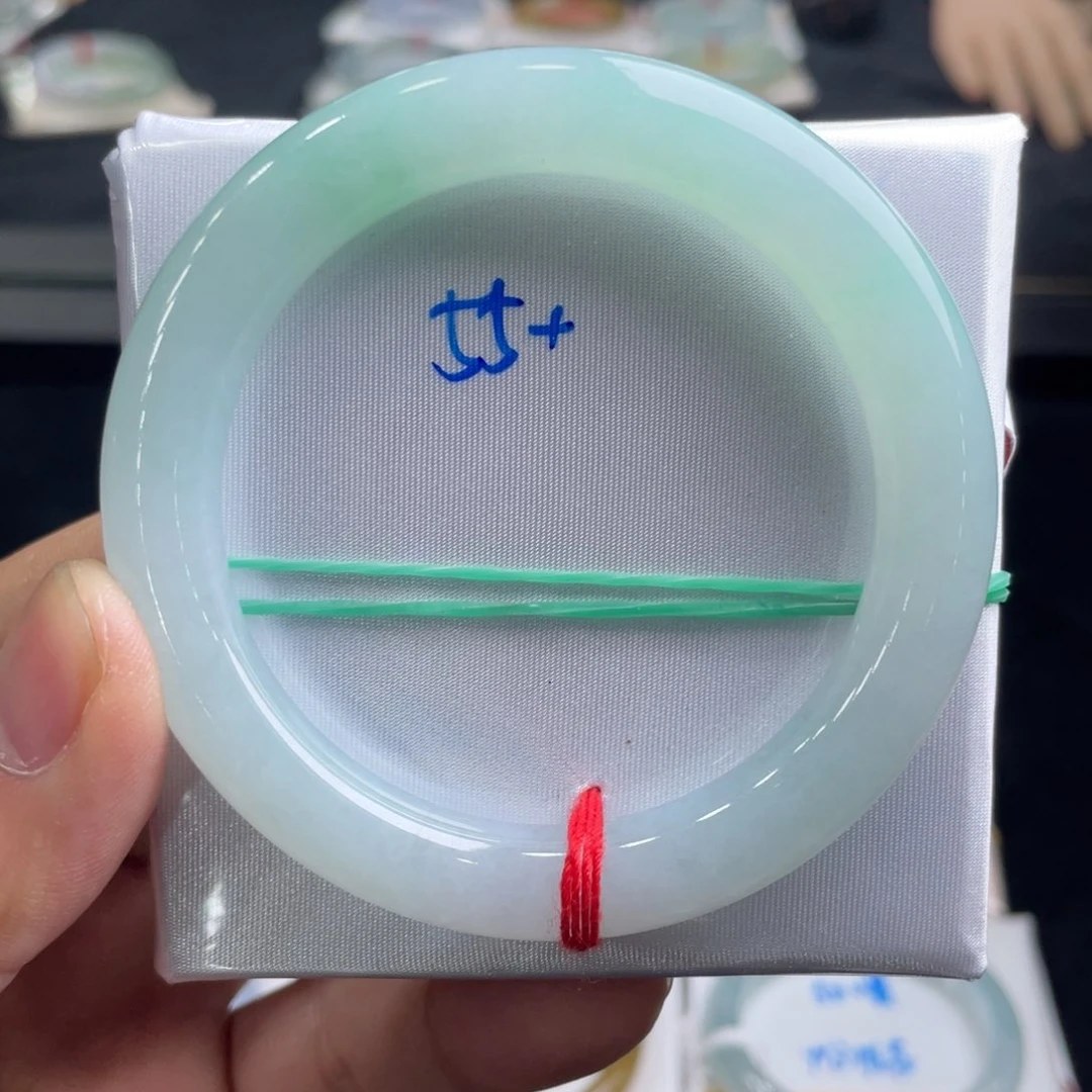 翡翠手镯未镶嵌翡翠手镯