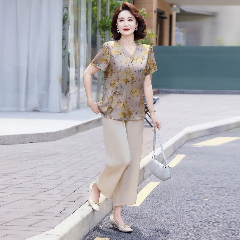 罗蒙洋气妈妈夏装套装新款中老年女花色V领短袖小衫中年人两件套