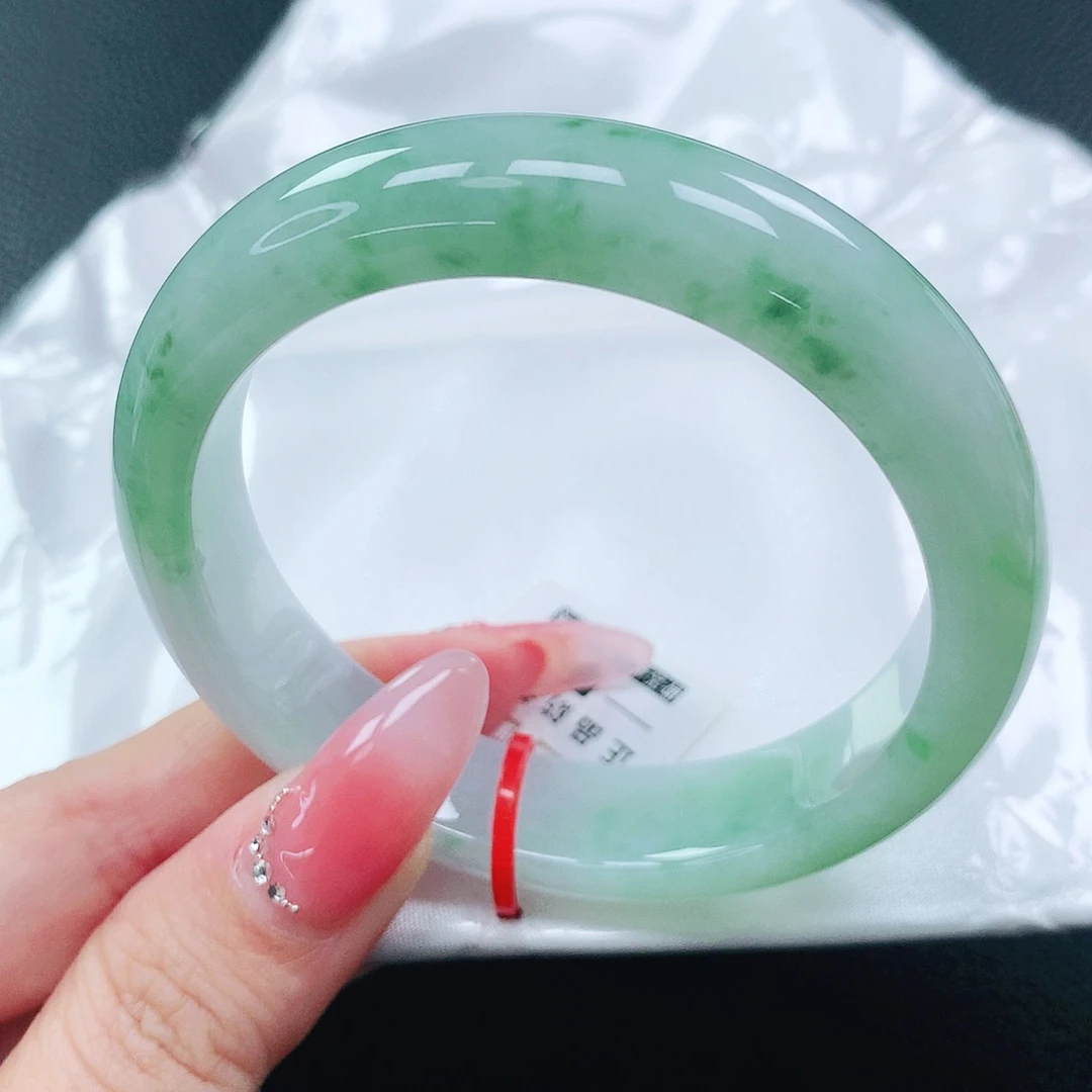 翡翠手镯未镶嵌54圈