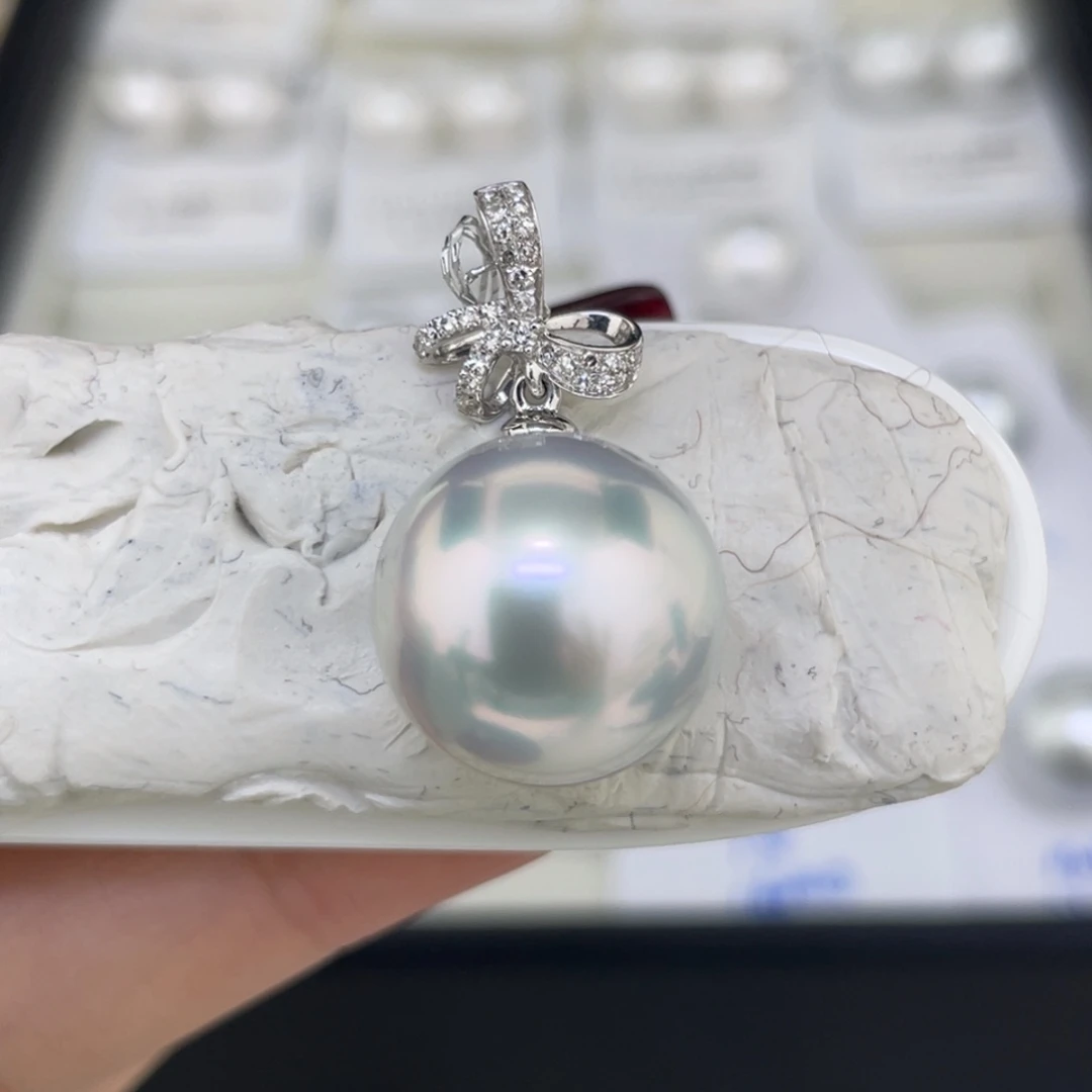 颈饰18K金镶嵌海水珍珠