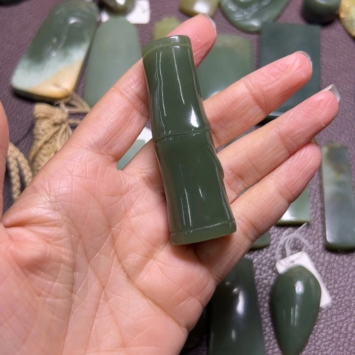 娅***黛岫岩河磨玉（透闪石质玉）未镶嵌颈饰