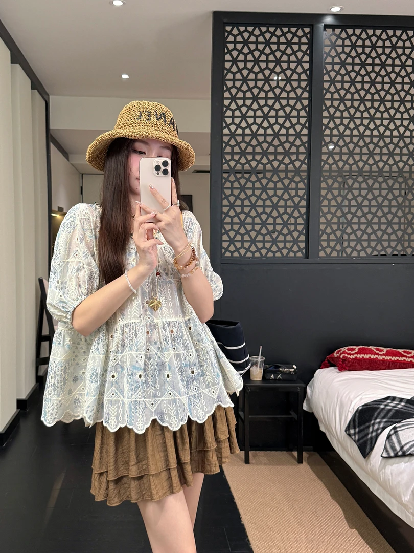 张涩涩 25夏 "海屿小趣”夏日通勤系列  蓝色镂空拼接上衣小衫