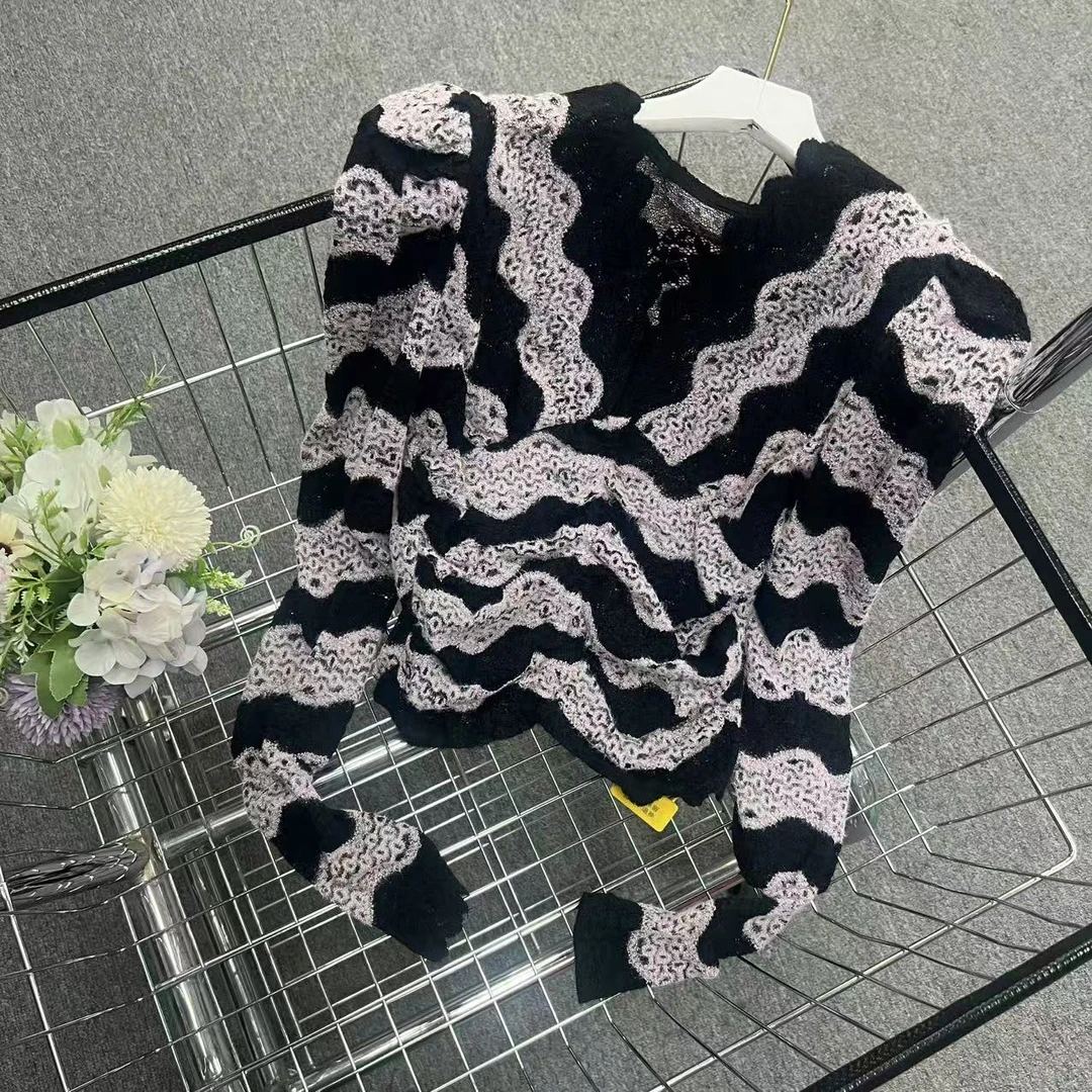 V领蕾丝修身精致上衣Y50