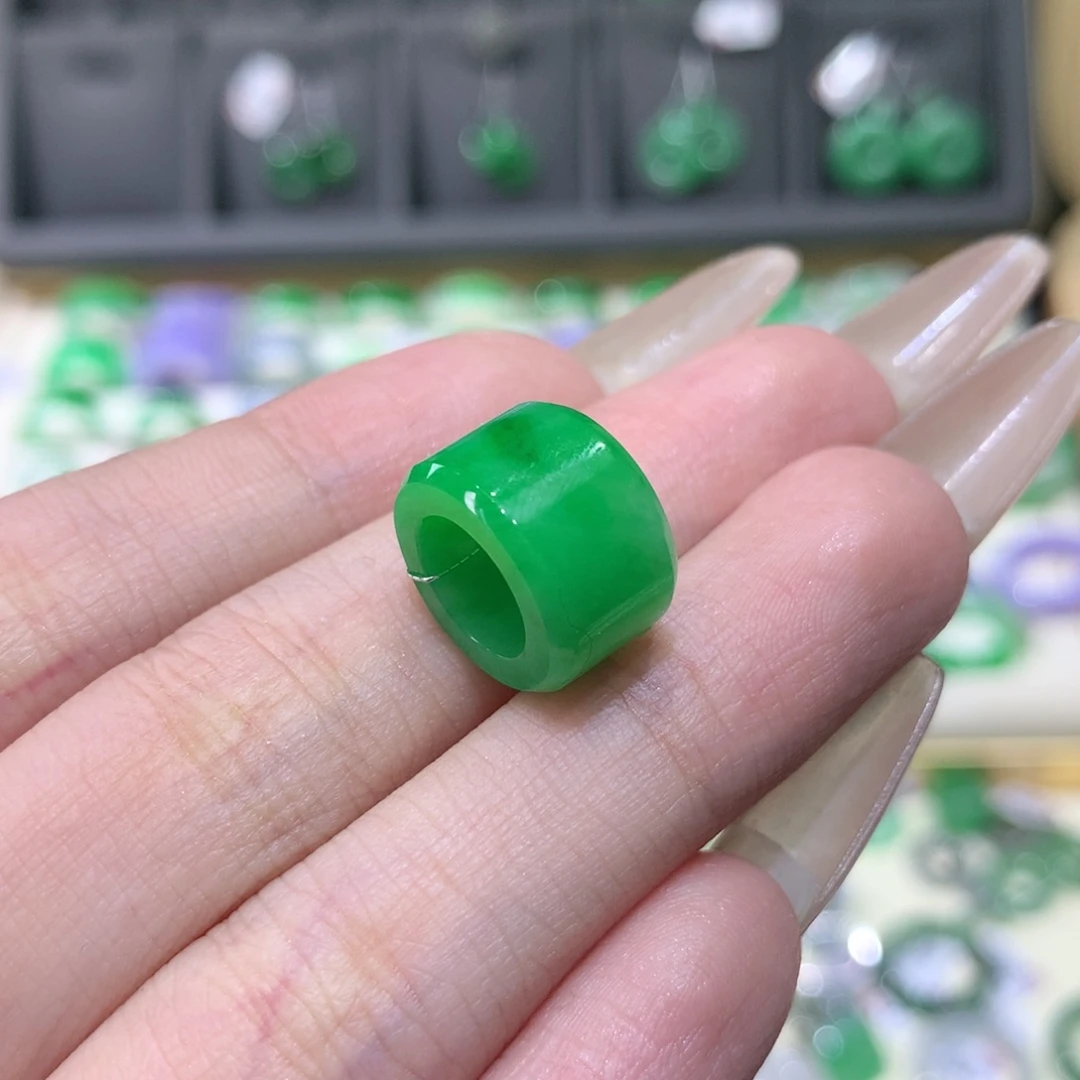 翡翠戒指未镶嵌路路通