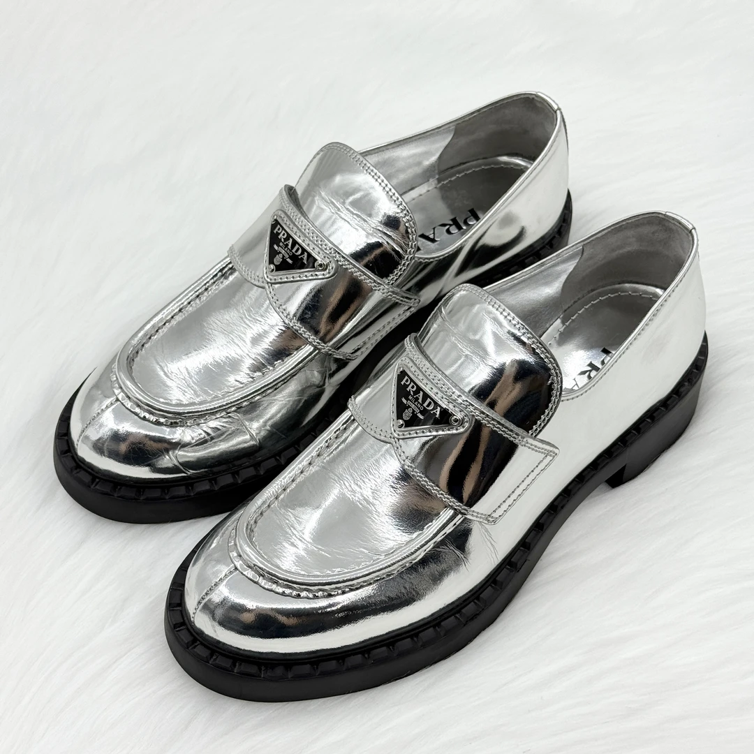95新 Prada/普拉达 银色三角标厚底乐福鞋 39码 公价9k j1032