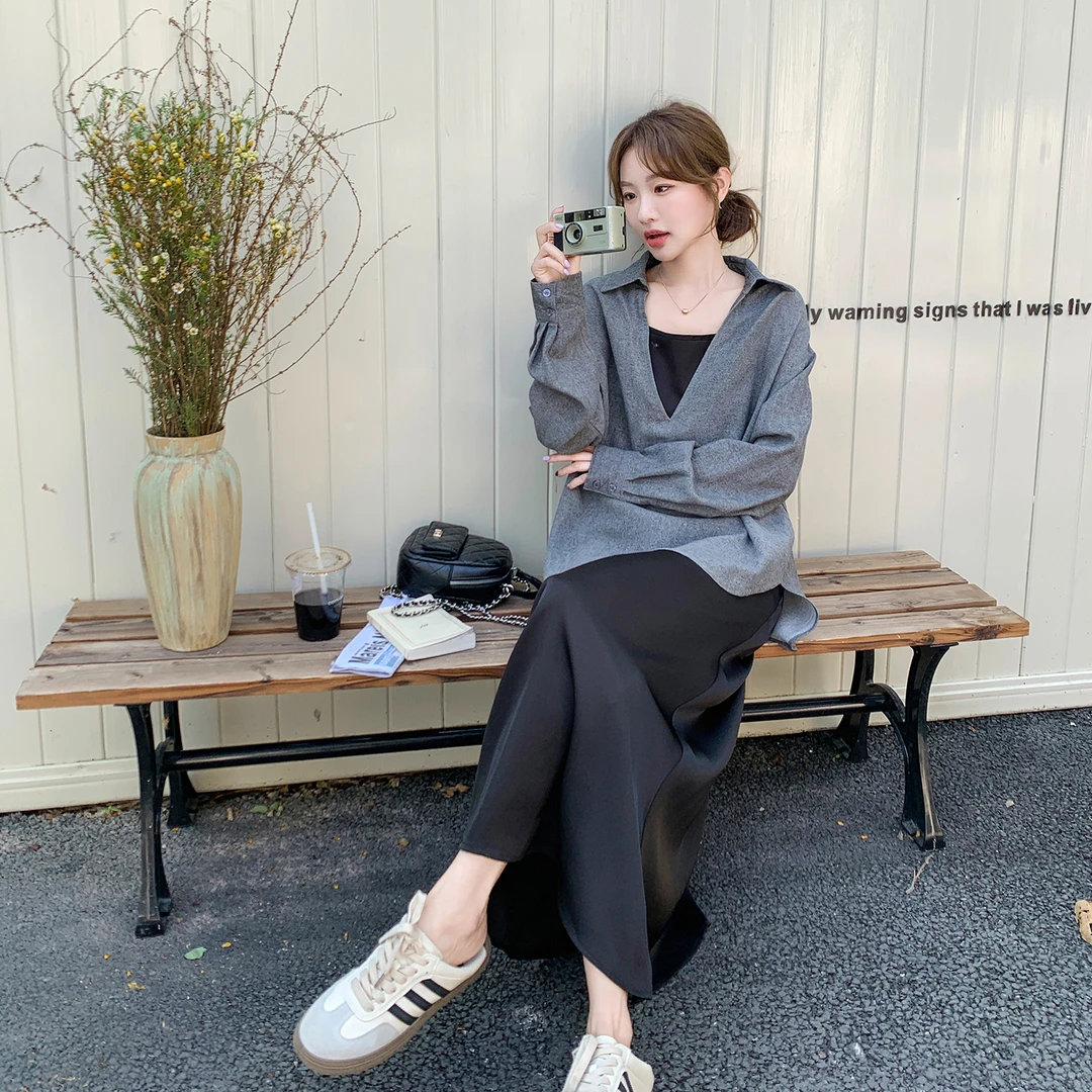 早秋慵懒风休闲穿搭套装女2025新款灰色衬衫内搭宽松吊带裙两件套
