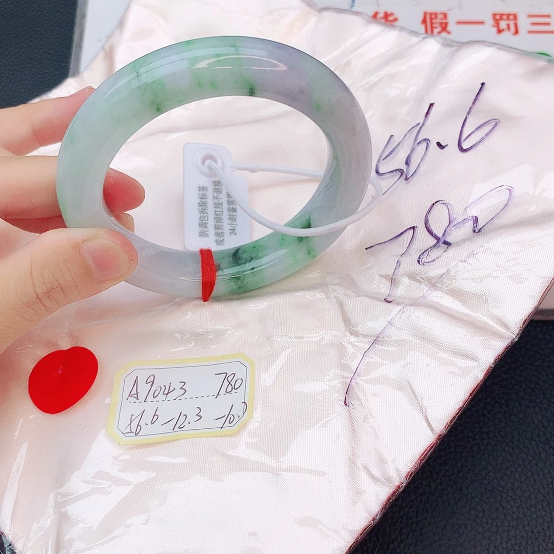 翡翠手镯未镶嵌翡翠