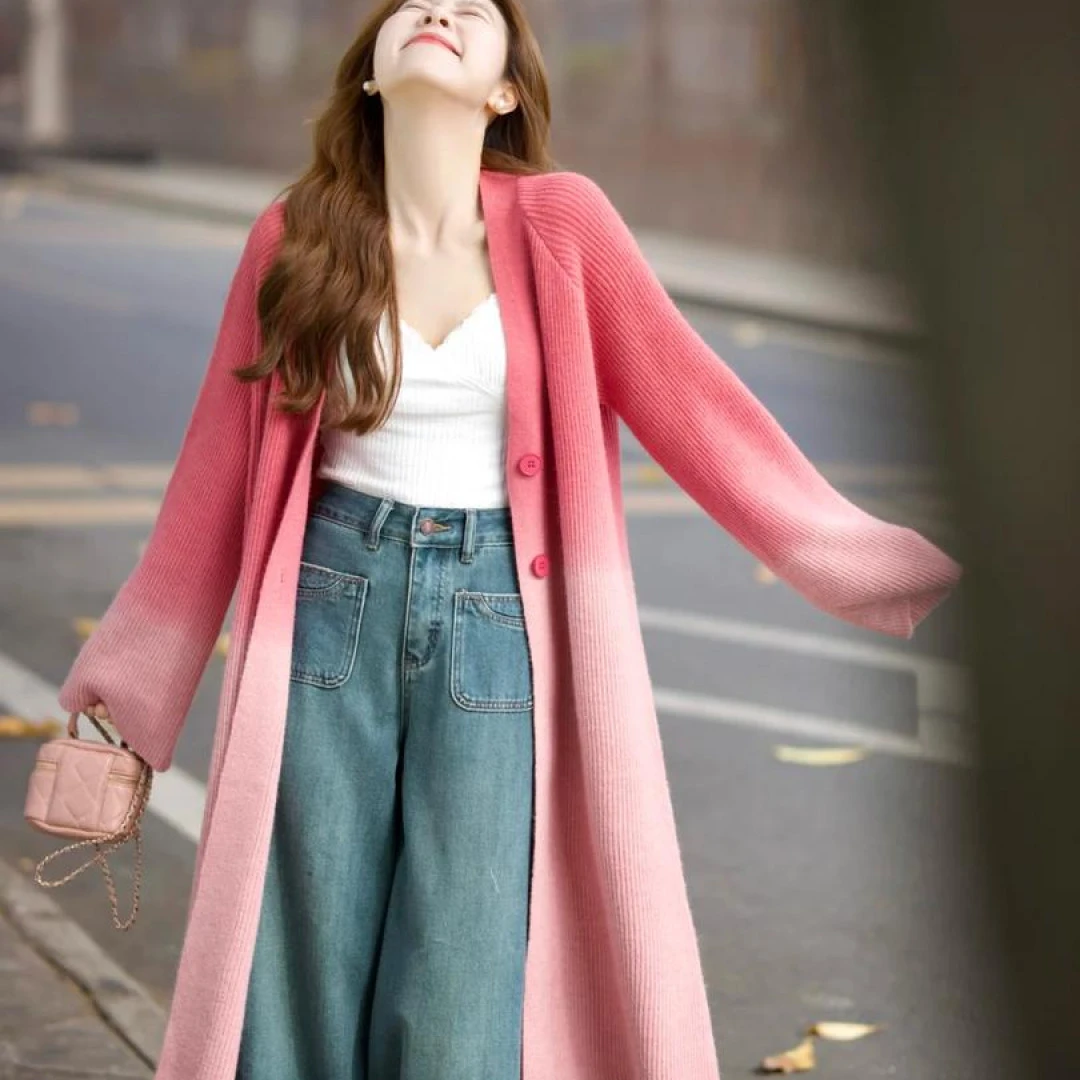 春装搭配一整套法式气质中长款粉色针织开衫搭配牛仔裤显瘦两件套