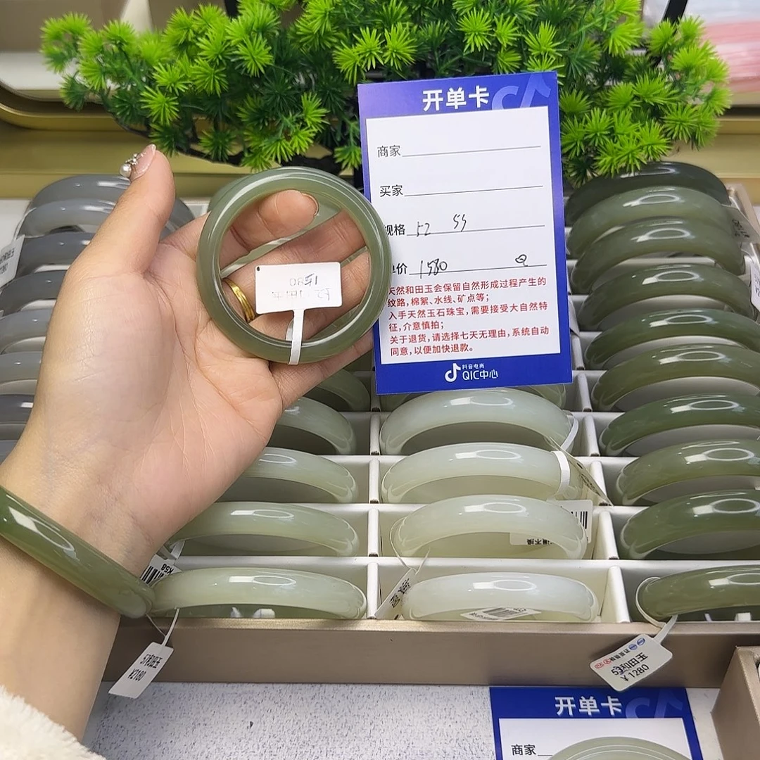 和田玉未镶嵌手镯