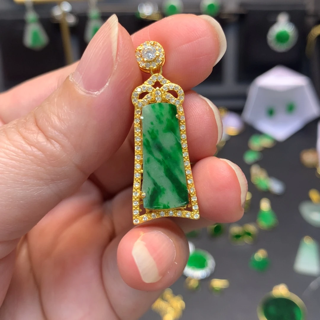 翡翠未镶嵌颈饰有纹裂