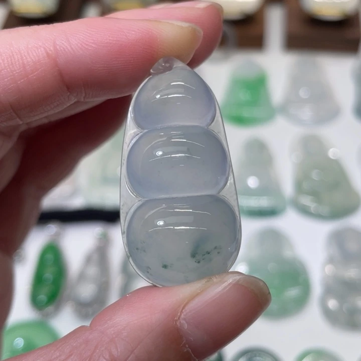 翡翠未镶嵌颈饰福豆