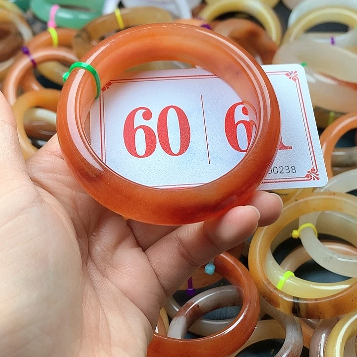 未镶嵌石英质玉（黄龙玉）手镯