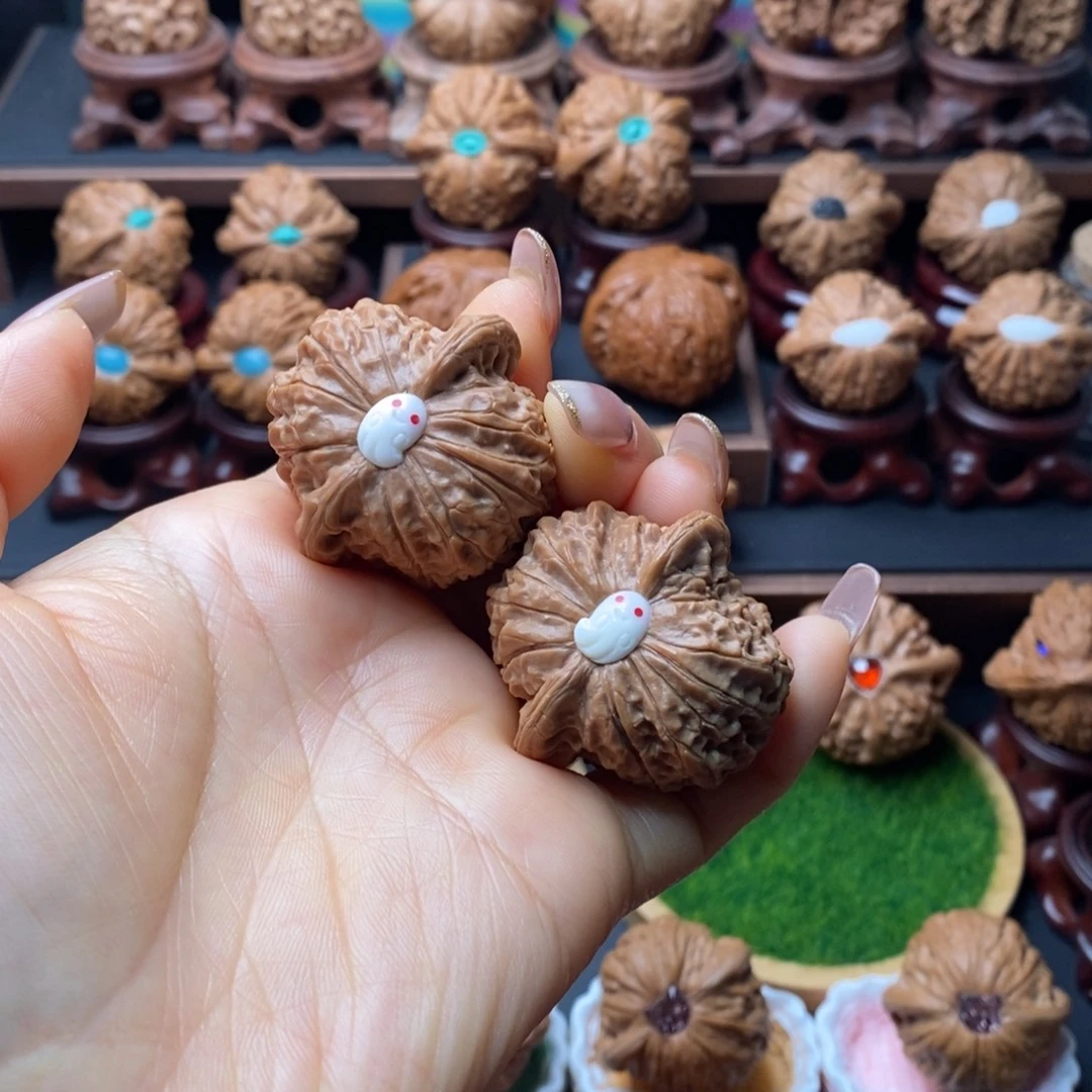 文玩核桃吊坠血麒麟