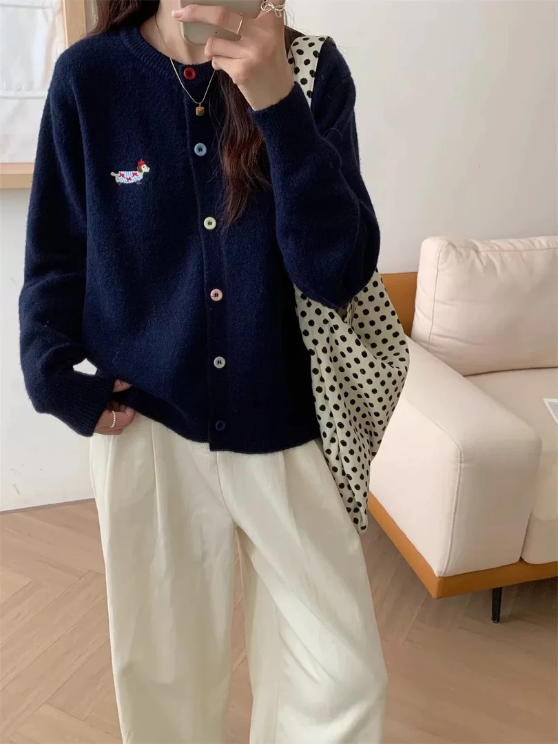 简约风圆领腊肠狗刺绣长袖开衫针织毛衣女