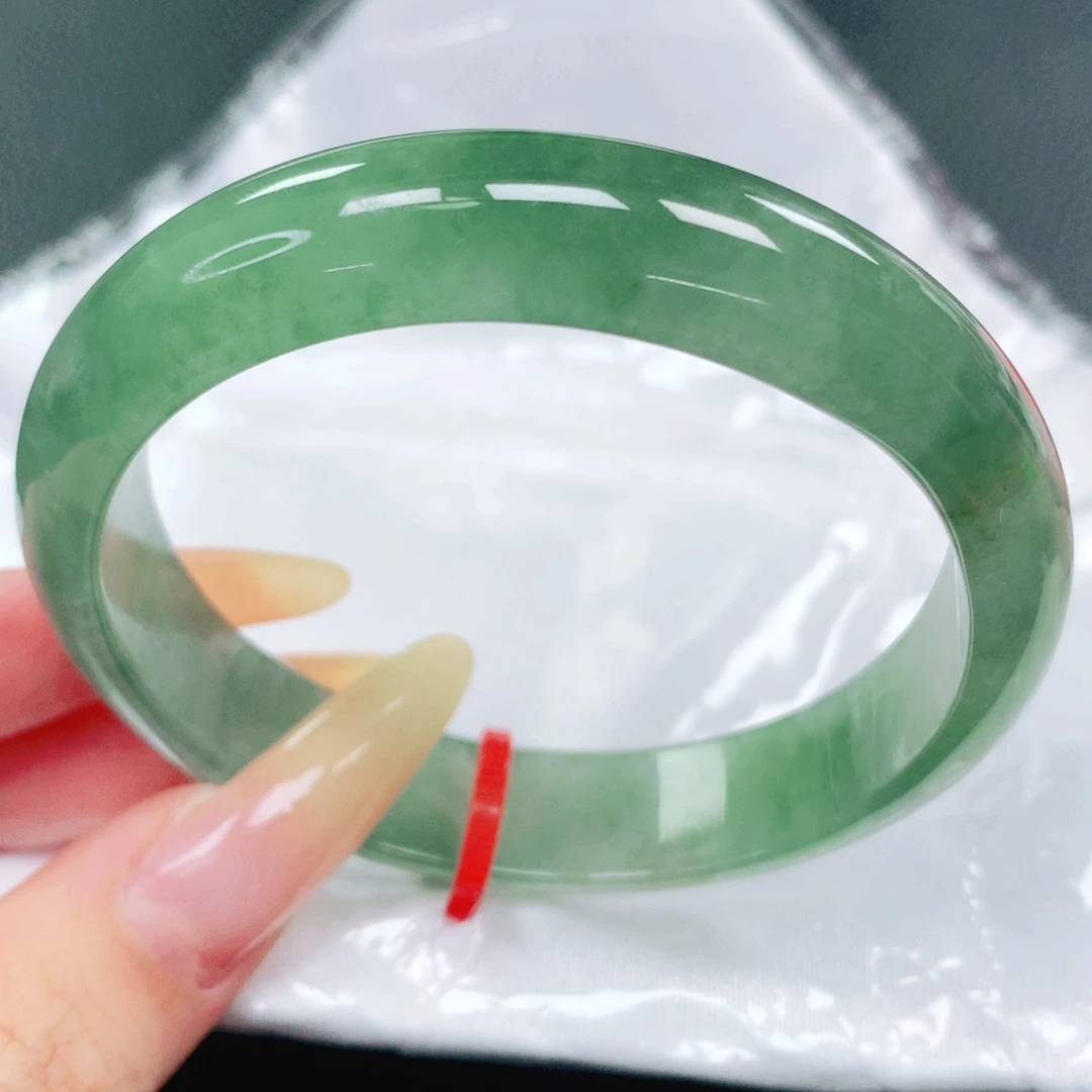 翡翠手镯未镶嵌57。