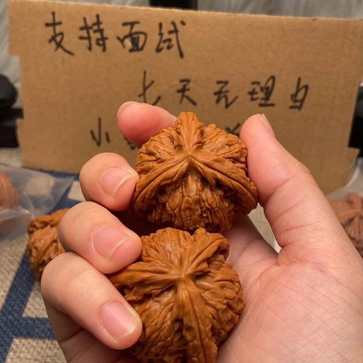 傲****文玩核桃吊坠白狮子