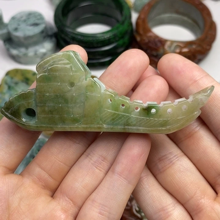 颈饰未镶嵌翡翠摆件