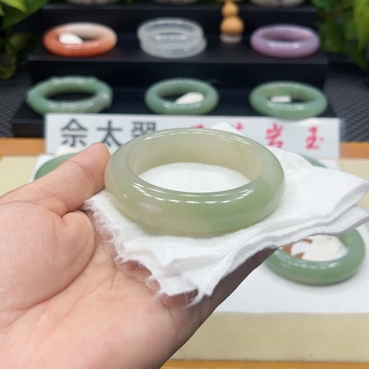 石英质玉手镯未镶嵌?*狗
