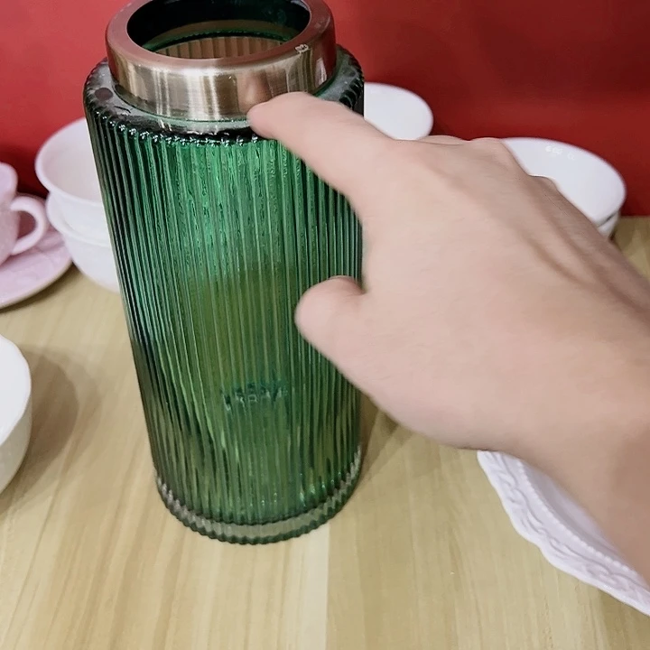 瓷绿色花瓶…………………………