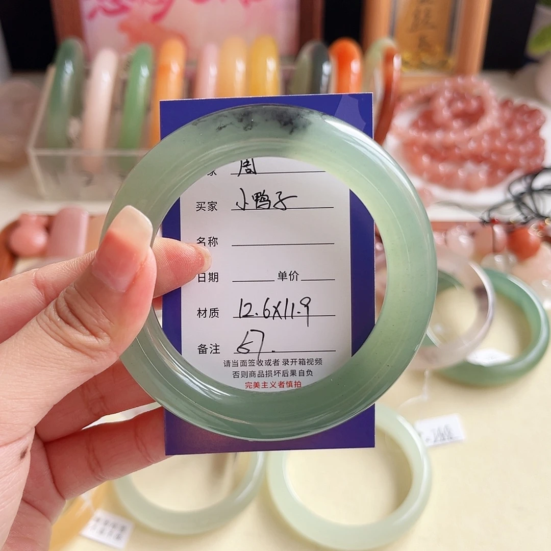 小****石英质玉未镶嵌手镯