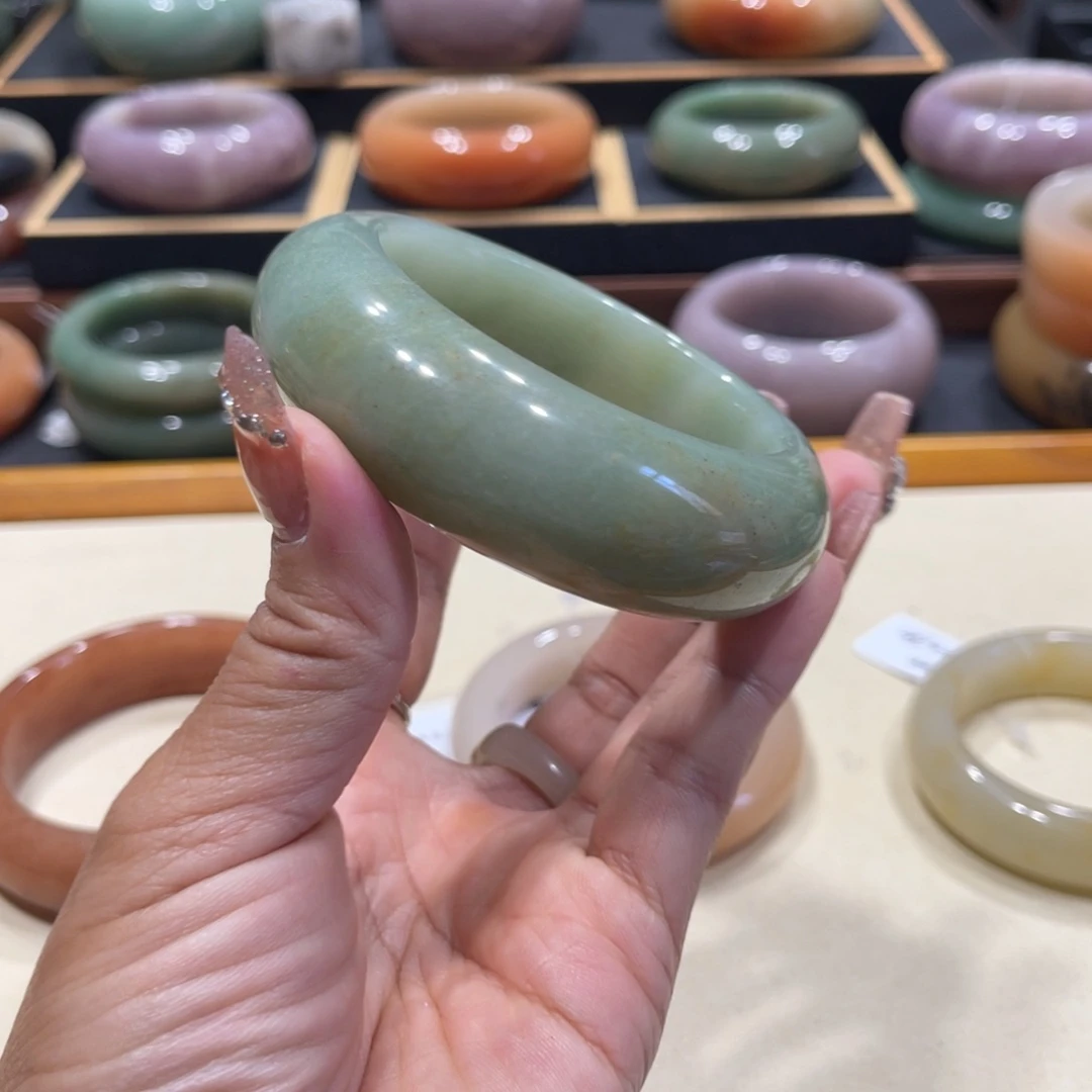 未镶嵌手镯石英岩玉