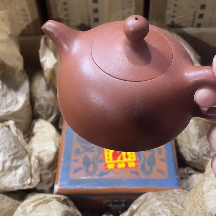 紫砂茶壶矿泥料手工制作的一把紫砂壶。