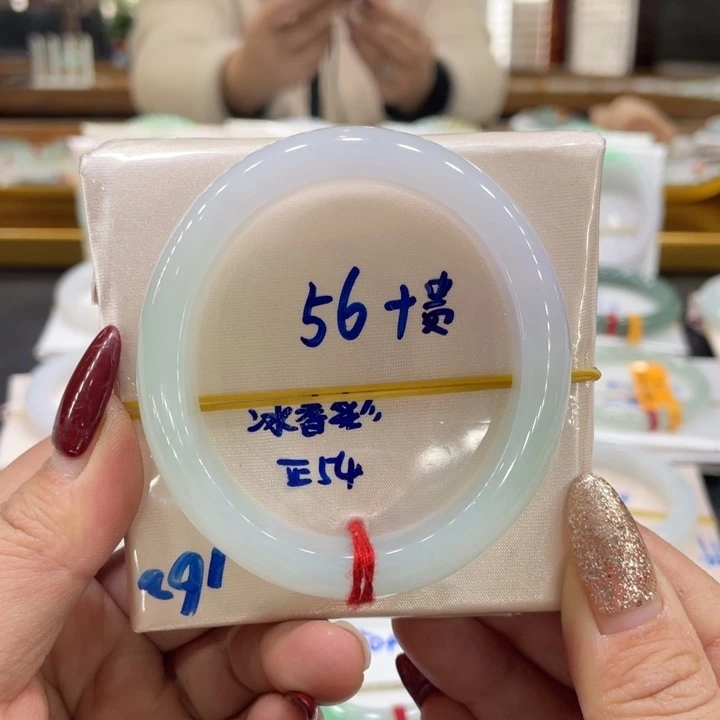 翡翠手镯未镶嵌翡翠