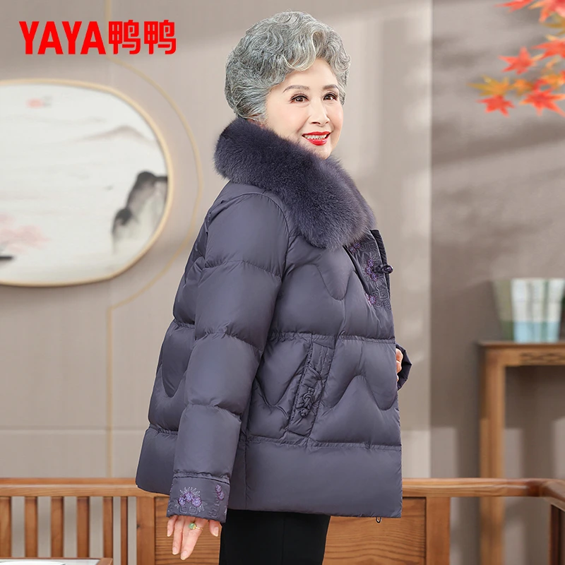 鸭鸭90绒冬装短款大毛领羽绒服老太太中老年妈妈款冬季老人外套女